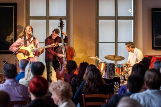 Femi Temowo Trio: Guláš, knedlíky a jazz v posledním předprázdninovém ArtCafé 