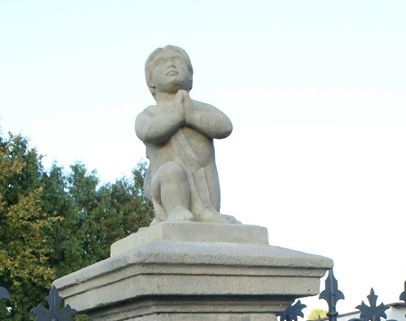 Ze sousoší Čtrnácti svatých pomocníků v Otovicích někdo ukradl dvě zrestaurované sošky