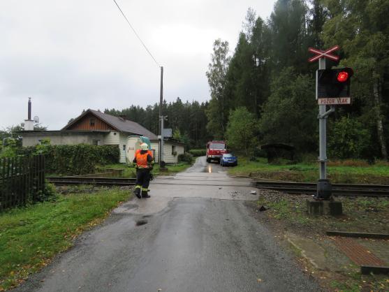 Řidička nedobrzdila na mokré silnici a narazila do projíždějícího vlaku