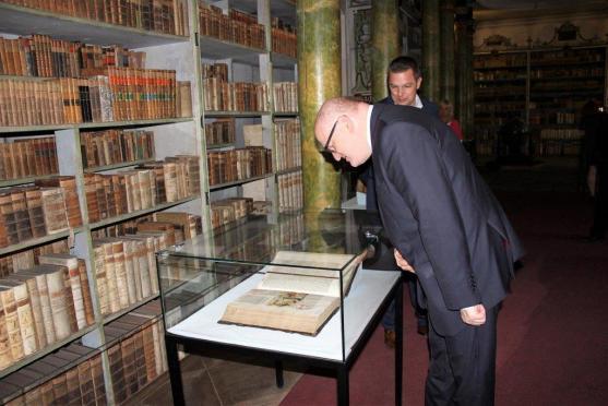 Ministr kultury Daniel Herman navštívil broumovský klášter a kostel ve Vernéřovicích