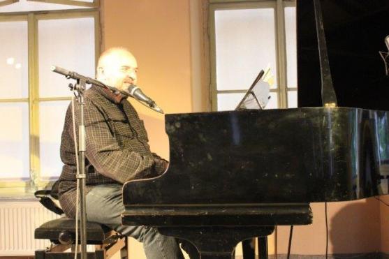 Jan Burian přivezl oddechové pásmo básní, fejetonů, historek i písní 