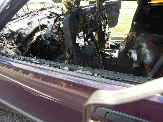 Na broumovské Masarykově třídě hořelo BMW