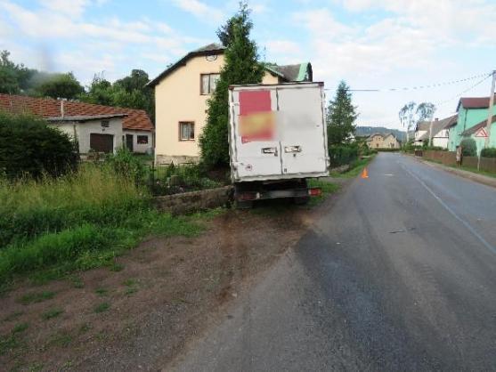 V Jetřichově havaroval nákladní automobil s osobním