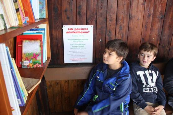 V klášterním altánu vznikla knihovnička pro děti