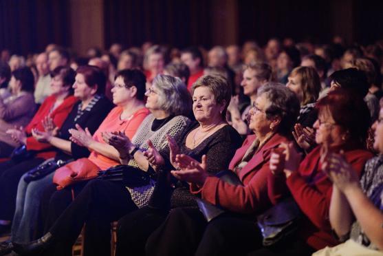 Jakub Smolík si poprvé zazpíval v Broumově. Sál Střelnice byl vyprodaný už měsíc před koncertem 