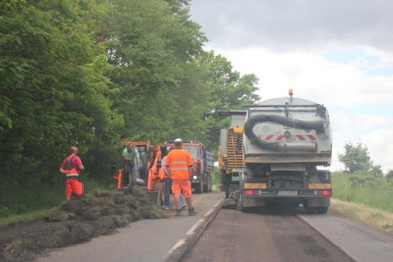 Za deset týdnů se z Broumova bude jezdit po nové silnici. Náklady na rekonstrukci jsou nižší
