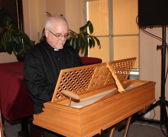Farář Jaroslav Konečný překvapil originálními hudebními nástroji 