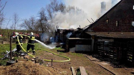 Sedm jednotek hasičů bojovalo s požárem dvou budov ve Vižňově