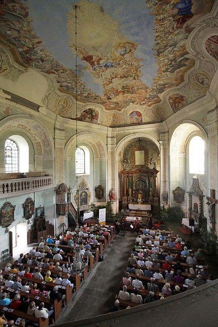 V Heřmánkovicích lidé tleskali hudbě a obdivovali opravené okolí kostela