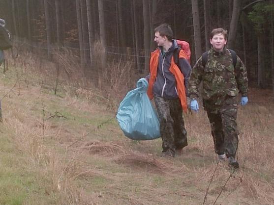 Skauti opět uklízeli podél silnice směrem na Pasa