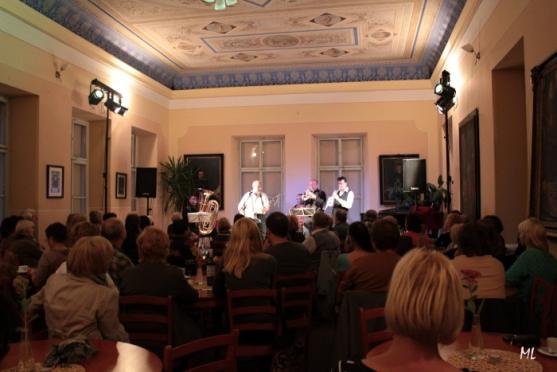 Dixielandová smečka Louisovi sirotci vyprodala ArtCafé 