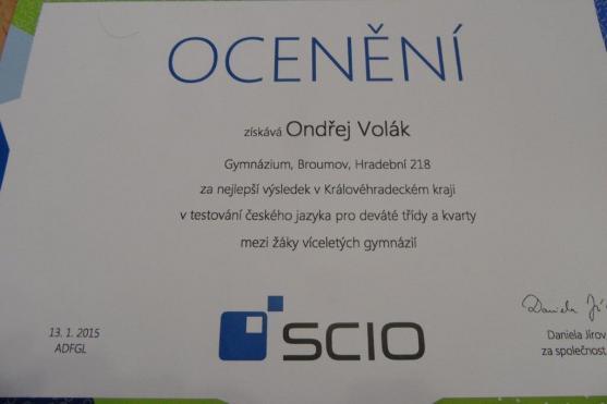 Studenti kvarty broumovského gymnázia obdrželi od společnosti Scio certifikát za výborný výsledek v testování Stonožka