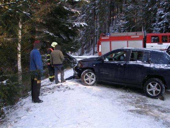 Auto zůstalo po smyku viset ve svahu nad potokem