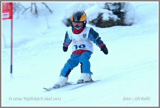 Závod v obřím slalomu žactva se v Teplicích nad Metují jel za osmnáctistupňového mrazu