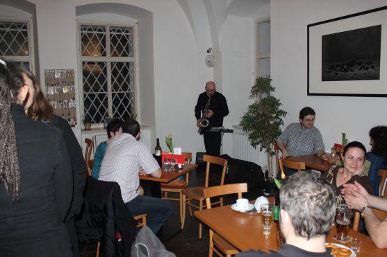 Klášterní kavárnou zněly jazzové improvizace na saxofon 