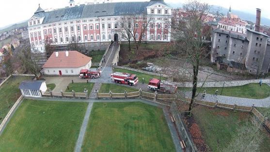 Hasiči si vyzkoušeli zásah v areálu broumovského kláštera
