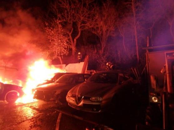 Na dvoře u rodinného domu shořelo několik vraků vozidel