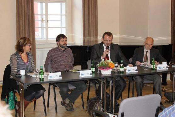 2. Broumovské diskuse otevřely debatu na téma Mír. Diskutovat přijeli Pavel Bělobrádek, Václav Cílek i Tomáš Holub