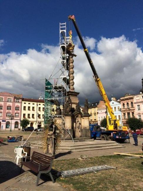 Oprava sloupu na broumovském náměstí by měla být hotova do konce listopadu