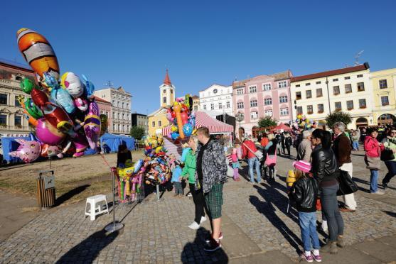 Slunné počasí a bohatý kulturní program vytáhl Broumováky na náměstí