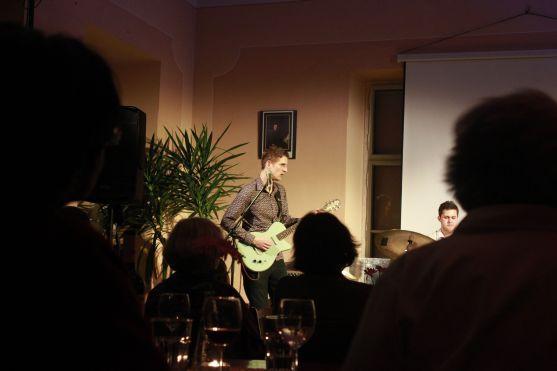 Středeční večer ArtCafé patřil bluesovému triu kytaristy Marcela Flemra 