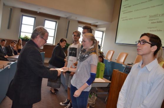 Ocenění za studijní úspěchy míří na Gymnázium Broumov a na Základní školu Bukovice
