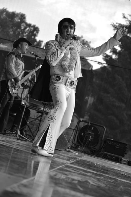 Koncert českého Elvise v klášterní zahradě. Spokojenost na pódiu i pod ním 