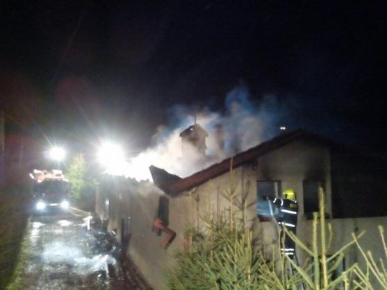 Při požáru rodinného domu v Machově se zranili dva hasiči