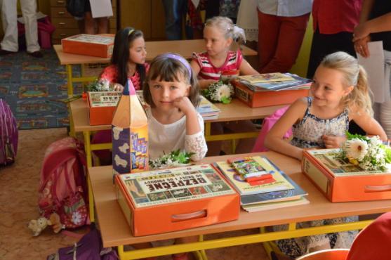 Hejtman Lubomír Franc rozdal kufříky prvňáčkům v Hronově a v Polici nad Metují