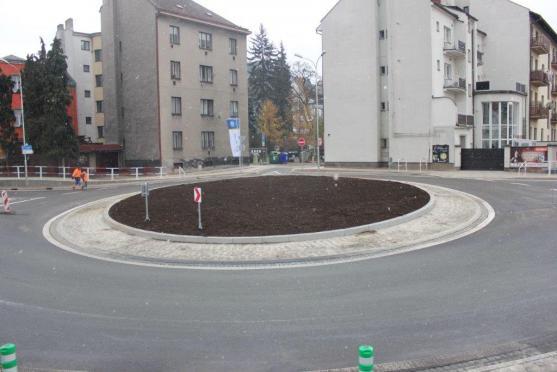 Nový kruhový objezd urychlí průjezd městem. Při slavnostním otevření se všichni shodli, že Náchod obchvat města potřebuje