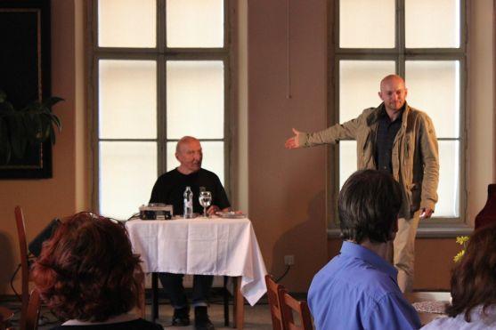 Písně Petra Nováka a vyprávění Jiřího Černého dojaly klášterní Kreslírnu 