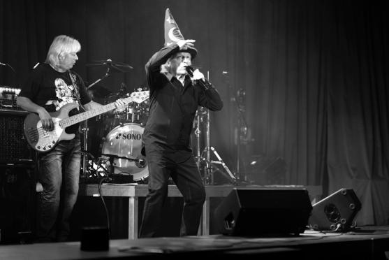 Václav Neckář se skupinou Bacily naplnil broumovskou Střelnici 