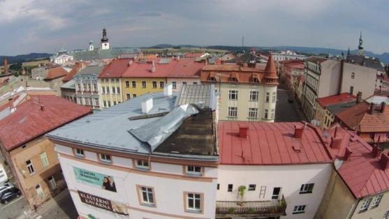 Větrná smršť v Broumově lámala stromy a ničila střechy