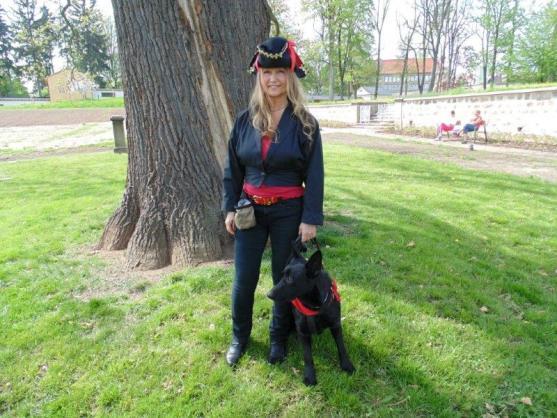 Prostor pod klášterním dubem zaplnila společnost v kloboucích