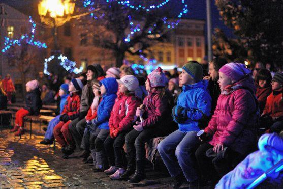 Na broumovském náměstí se včera večer rozsvítil městský vánoční strom