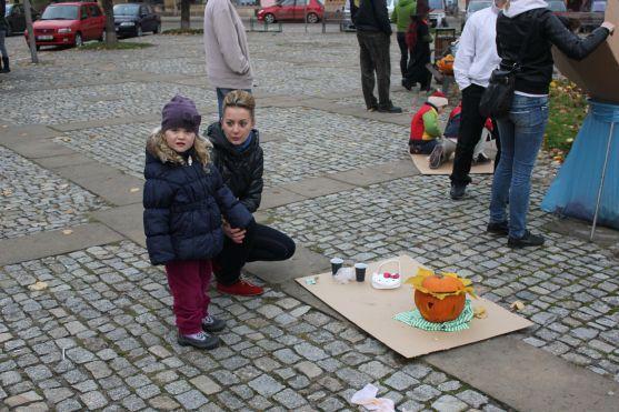 Na broumovském náměstí se dlabaly dýně už po osmé