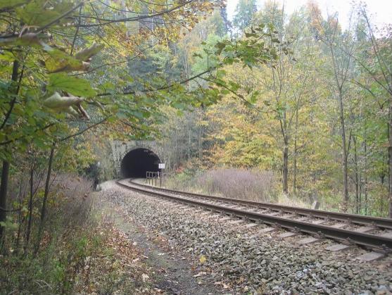 Maršovským údolím kolem řeky Metuje do Maršova n. M. na Policku a zpátky po silnici s výhledy na pohoří po obou stranách česko-polské hranice