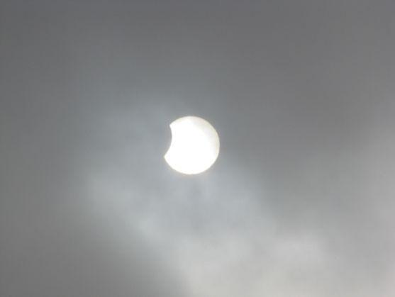 Z broumovského náměstí se v pátek bude pozorovat zatmění Slunce