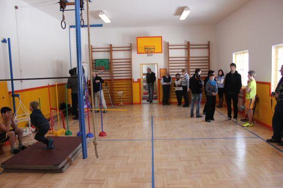 Práci na opravené tělocvičně v Bezděkově nad Metují odvedli dobrovolníci. Na slavnostní otevření přijel i hejtman Lubomír Franc 