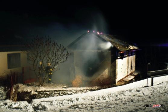 Požár kůlny v Teplicích nad Metují likvidovaly tři hasičské jednotky