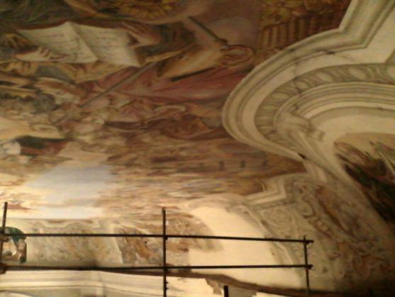 V kostele Všech Svatých v Heřmánkovicích na Broumovsku začal průzkum stavu nástropní malby 