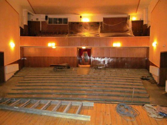 V Polici nad Metují zahájili rekonstrukci Kolárova divadla i Pellyho domů 