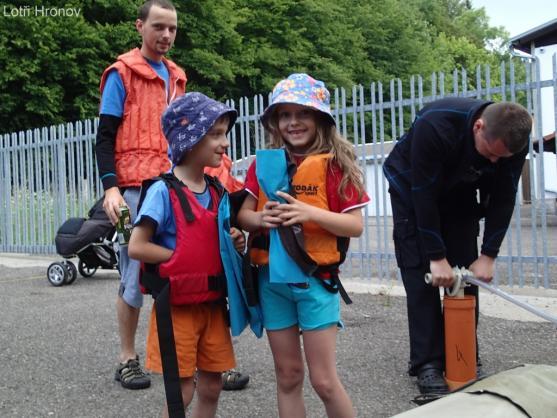 Geokačeři a Lotři hledali poklady. I na dně Metuje