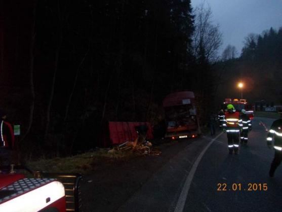 V Křinicích se převrátil náklaďák, další spadl v petrovických zatáčkách do potoka