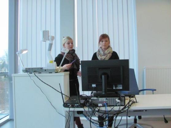 Studentky broumovského gymnázia zjistily, že učit je pořádná dřina