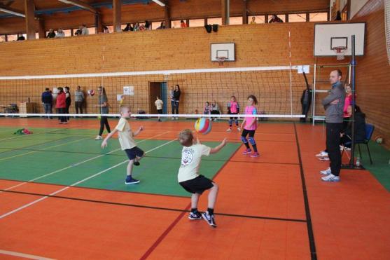 Volejbal si o víkendu v Broumově zahrálo 225 dětí