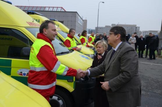 Hejtman Franc předal záchranářům nové sanitky. Jednu také do Broumova
