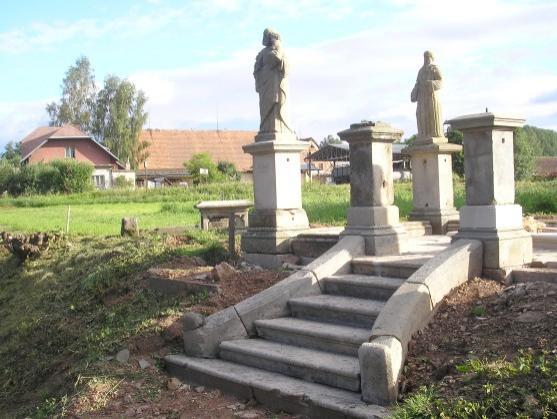 V Otovicích nedaleko Broumova se zvedá ze země pomník 14 pomocníků