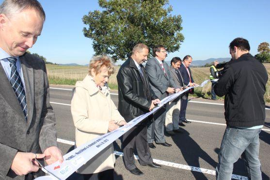 Včera byla slavnostně přestřižena páska na dokončené silnici přes Pasa 
