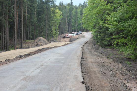 Na silnici přes Pasa se pracuje i o víkendech. Zdržení stavby se neočekává 